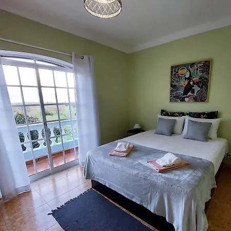 Margot: Grande Moradia Com Piscina