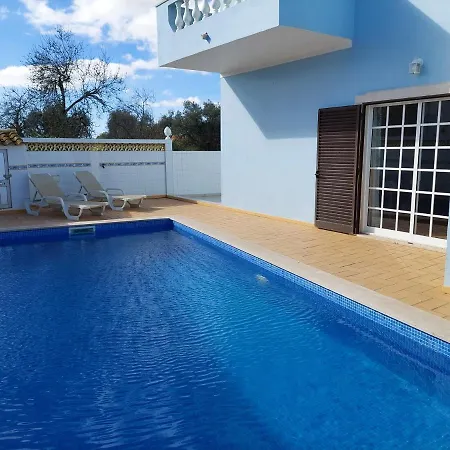 Margot: Grande Moradia Com Piscina 别墅
