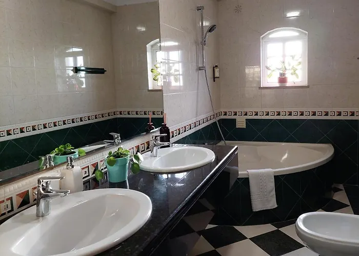 Margot: Grande Moradia Com Piscina * Olhão