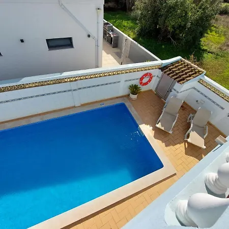 Margot: Grande Moradia Com Piscina